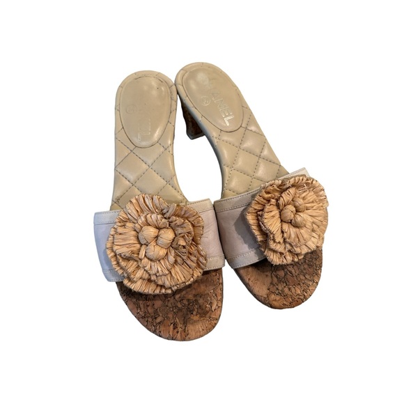 2010 Vintage CHANEL Camellia Straw Beige Leather Slide Sandals with Short Heel!! - Picture 2 of 5